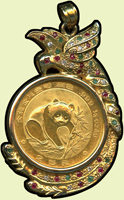 1988年熊貓1/4盎司普制金幣墜飾,使用18K金鳳凰圖作為底座,鑲嵌水鑽.紅綠寶石,總重15.1克,美品(Page 36)